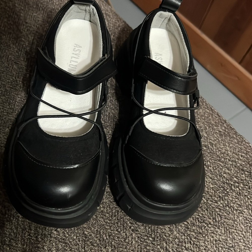 ASYLLUM Women's Black Cross-Strap Shoes